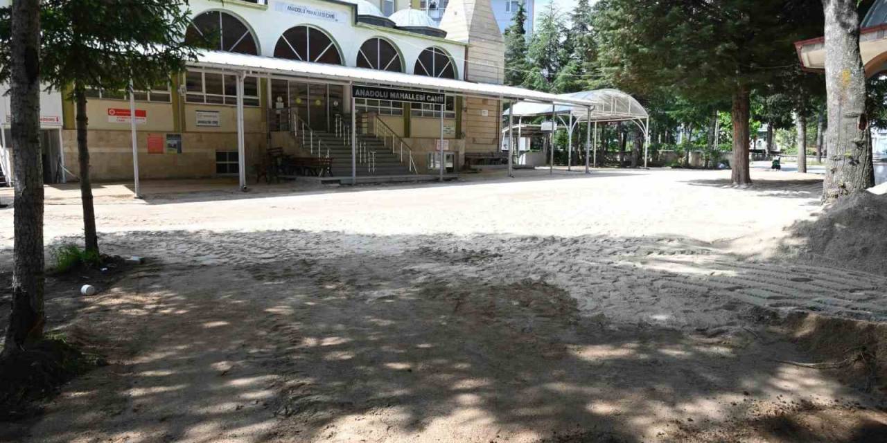 Anadolu Mahallesi Camiinin Çevre Düzenlemesi Yapılıyor