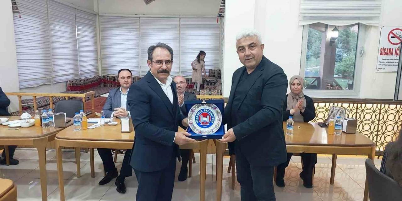 34 Yıllık Eğitimci Başarılı Müdür Sezer’e Veda Yemeği