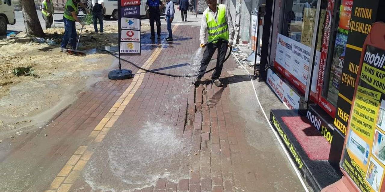 Gölbaşı Belediyesi, Cadde Ve Sokakları Temizliyor