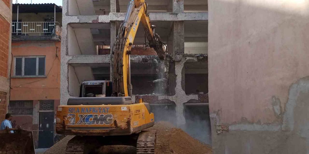 O Bina Yıkılmaya Başlandı