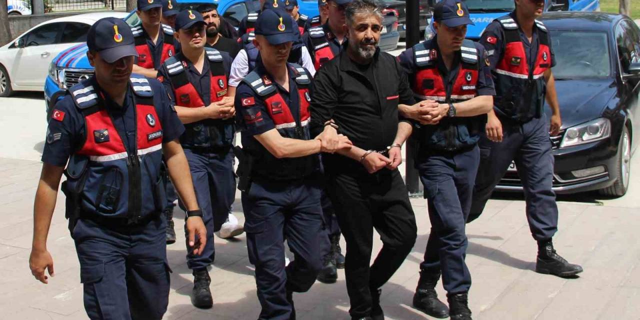 Uyuşturucu Operasyonunda Yakalanan Kişi, Adliye Girişinde Kameralara Gülümsedi