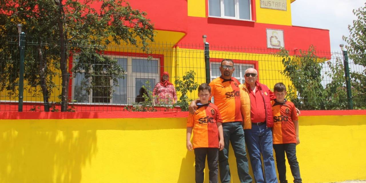 Takımı Şampiyon Olunca Evini Sarı-kırmızıya Boyattı
