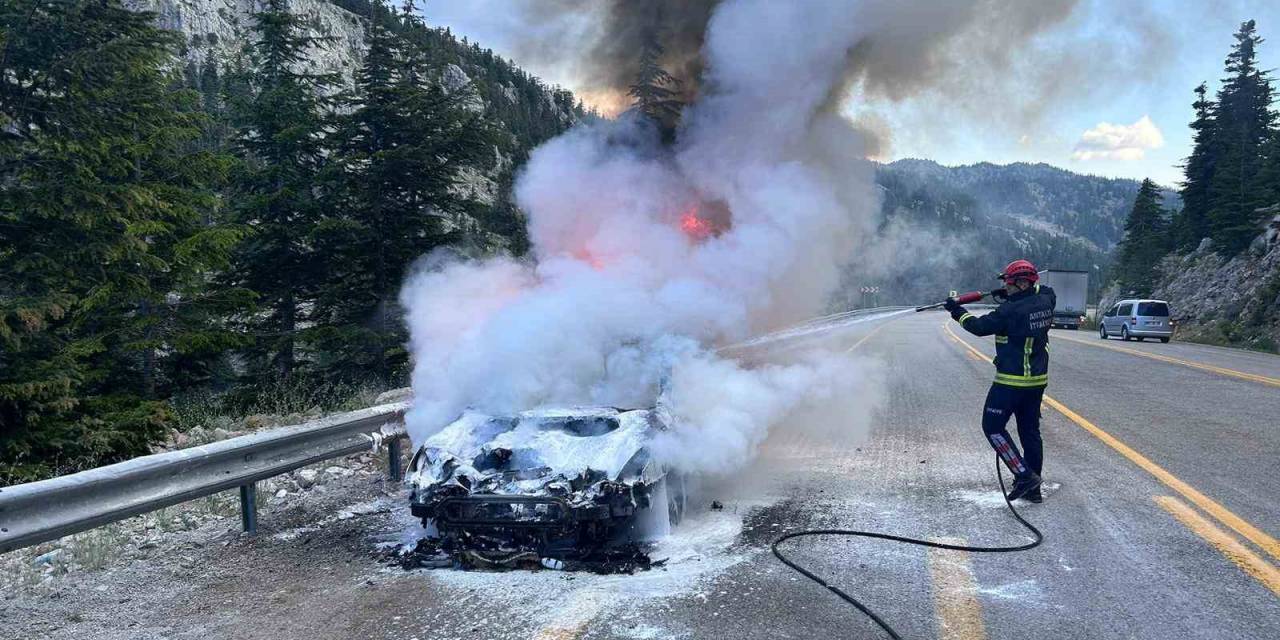 Antalya’da Hareket Halindeki Otomobil Alev Alev Yandı