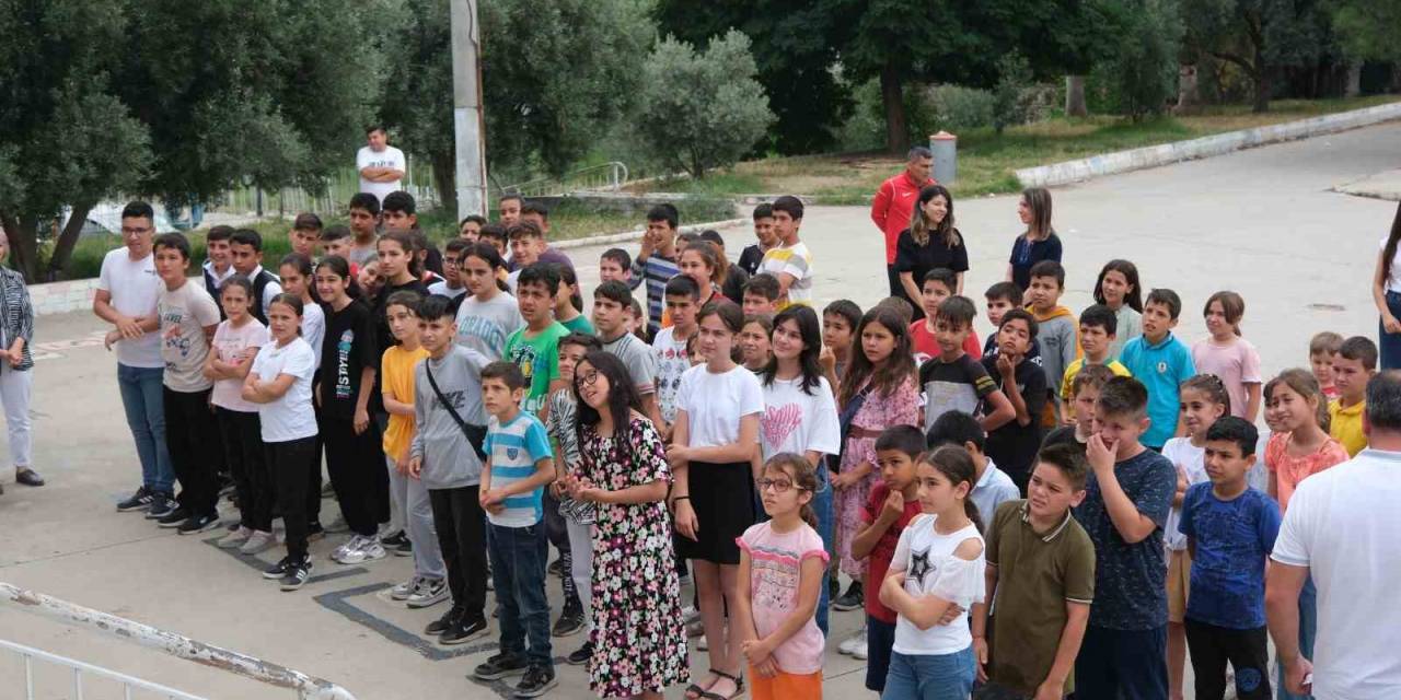 Başkan Çömden, Öğrencilerin Karne Sevincini Paylaştı