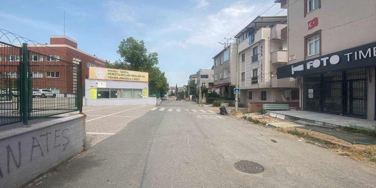 Karnesini Alan Öğrenci Okul Önünde Arkadaşı Tarafından Tabanca İle Vuruldu