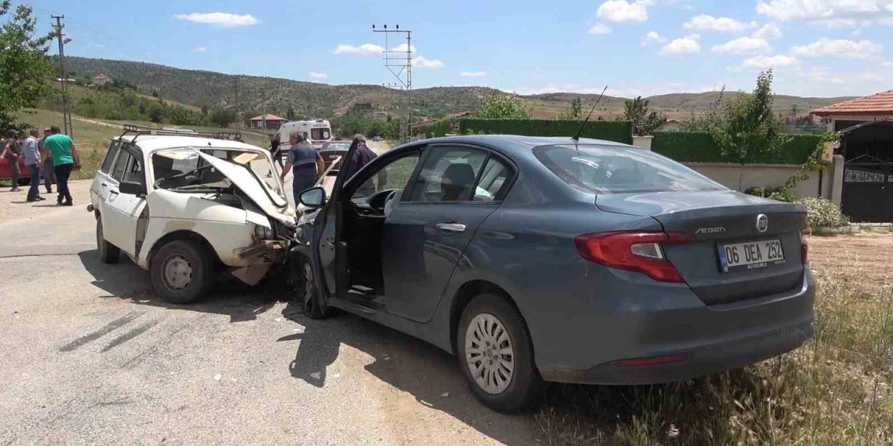 Sollama Yaptı, Karşıdan Gelen Araçla Kafa Kafaya Çarpıştı: 4 Yaralı