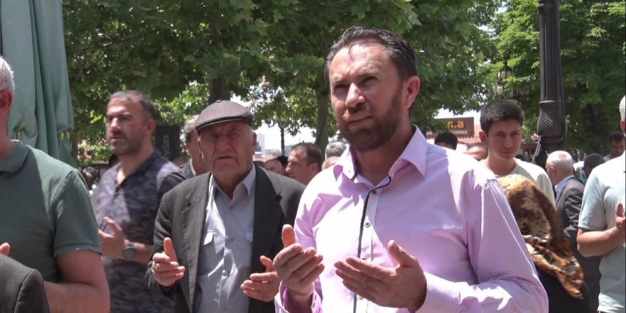 Yüzlerce Veli Yks’ye Girecek Çocukları İçin Hacı Bayram Veli Türbesi’nde Dua Etti