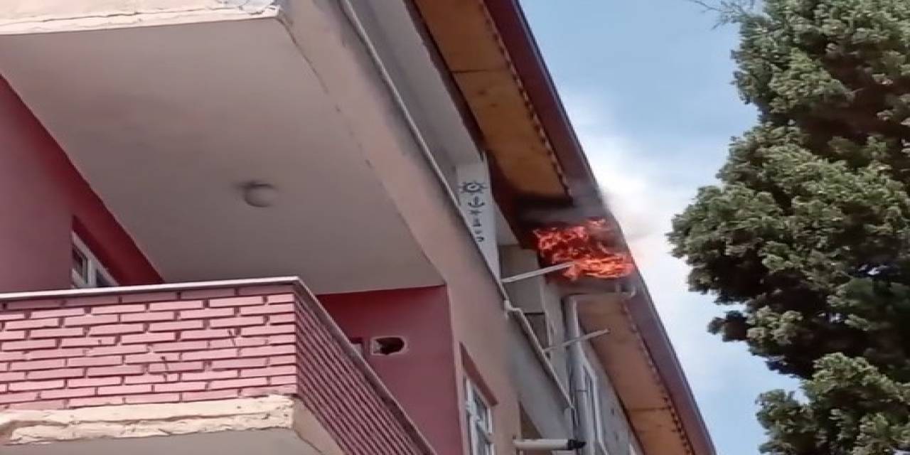 Kocaeli’nde 4 Katlı Binanın Çatısında Yangın Çıktı