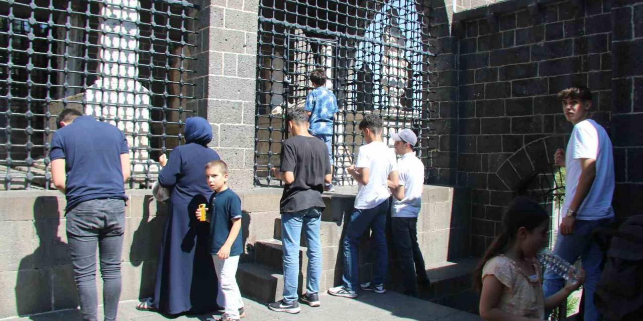 Diyarbakır’da Öğrenciler Yks Öncesi Türbe Ve Camilerde Dua Etti