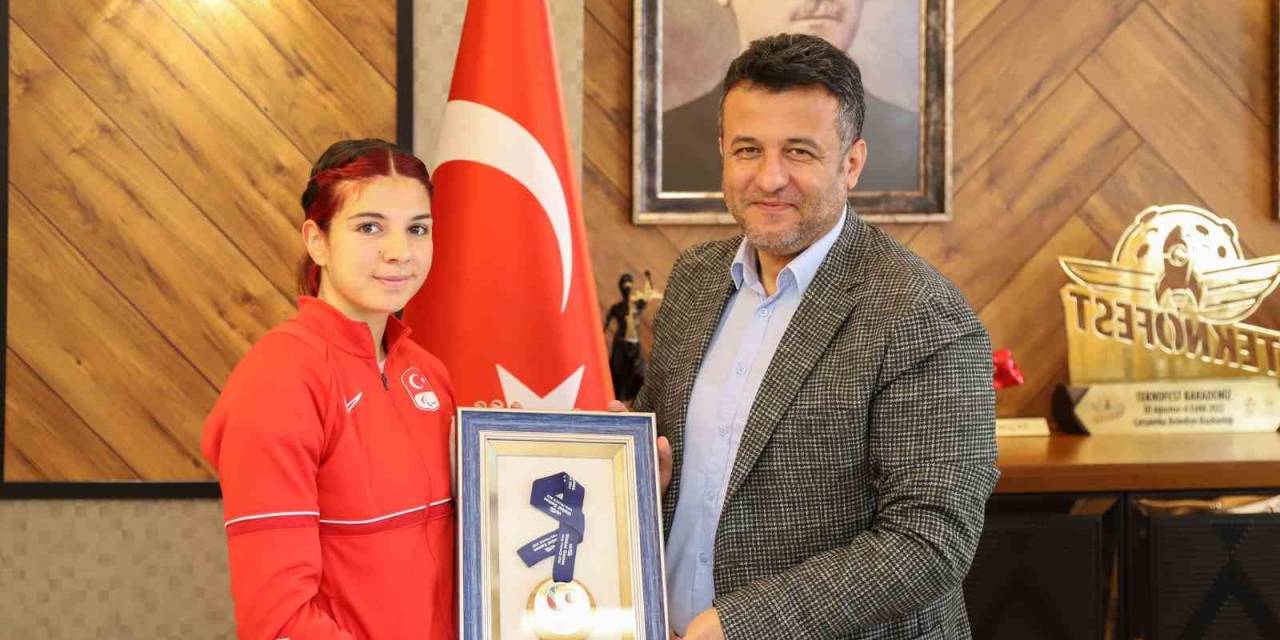 Milli Sporcu Bayrak, Çarşamba’ya Madalyayla Döndü