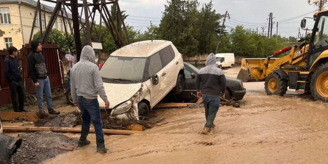 Gürcistan’da Şiddetli Yağış: Evleri Ve Bahçeleri Sular Bastı, Araçlar Hasar Gördü