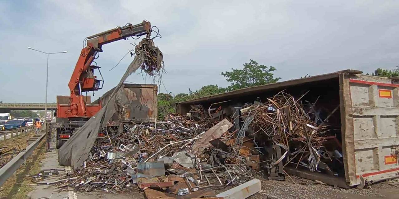 D100’de Hurda Yüklü Tır Devrildi: Yol 3 Saat Kapalı Kaldı
