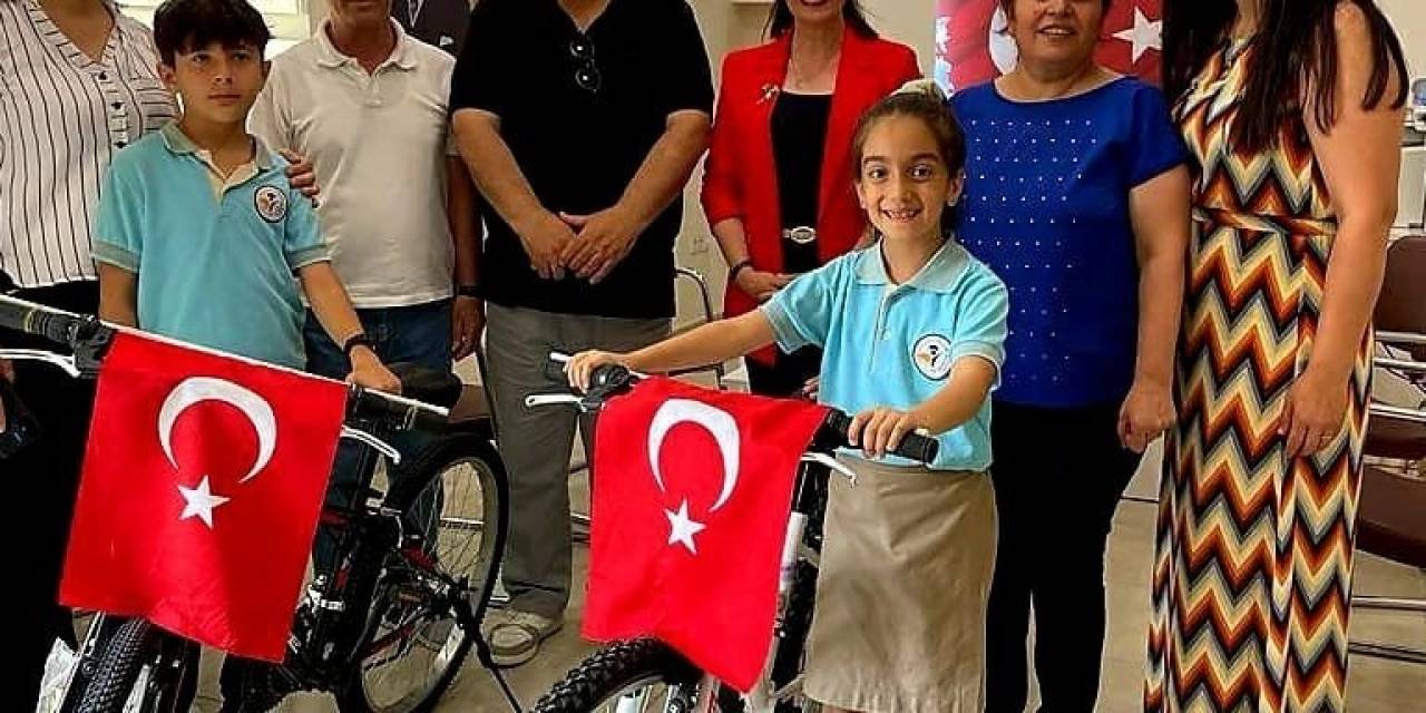 Depremzede Öğrencilere Anlamlı Karne Hediyesi