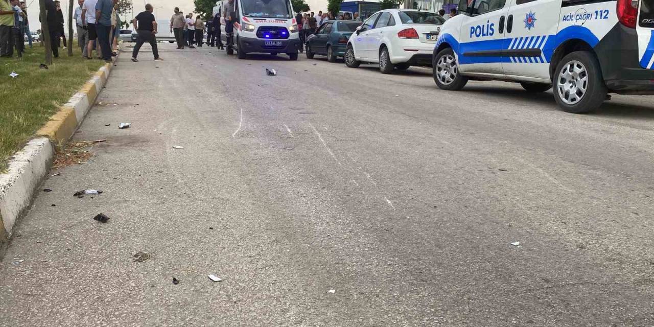 Edirne’de Motosiklet Yayaya Çarptı: 2 Yaralı