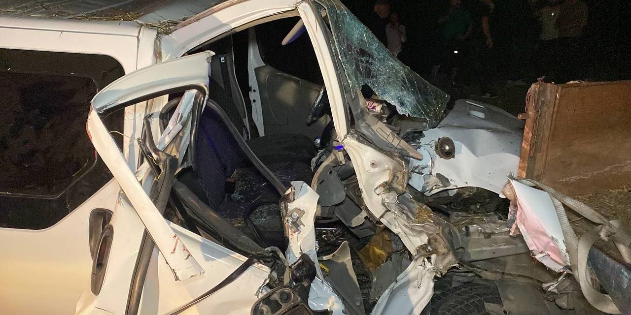 Traktöre Panelvan Çarptı, Sıkışan Yolcu İçin Seferber Oldular