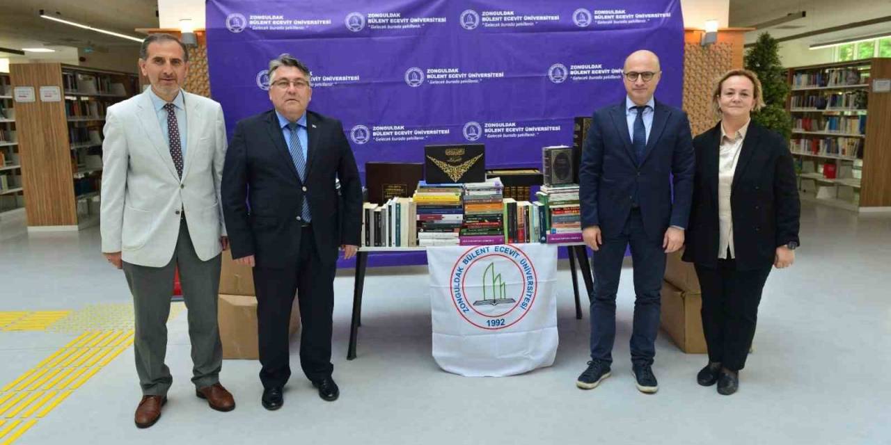 Özer, Zbeü Kütüphanesine Kitap Bağışında Bulundu