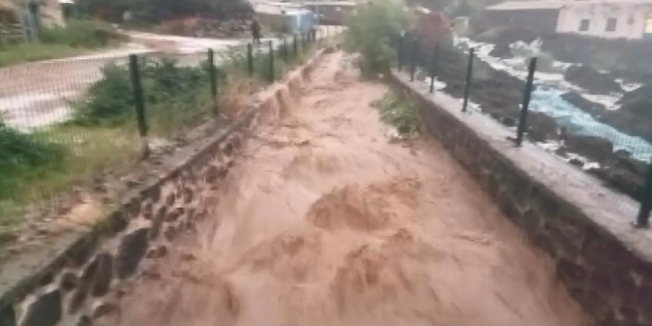 Kars’ta Bir Köyü Sel Vurdu, 10 Ev Selden Zarar Gördü