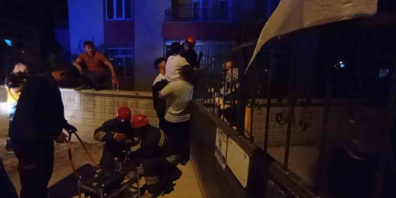 Duvardan Atlarken Çocuğun Bacağına Korkuluk Demiri Saplandı