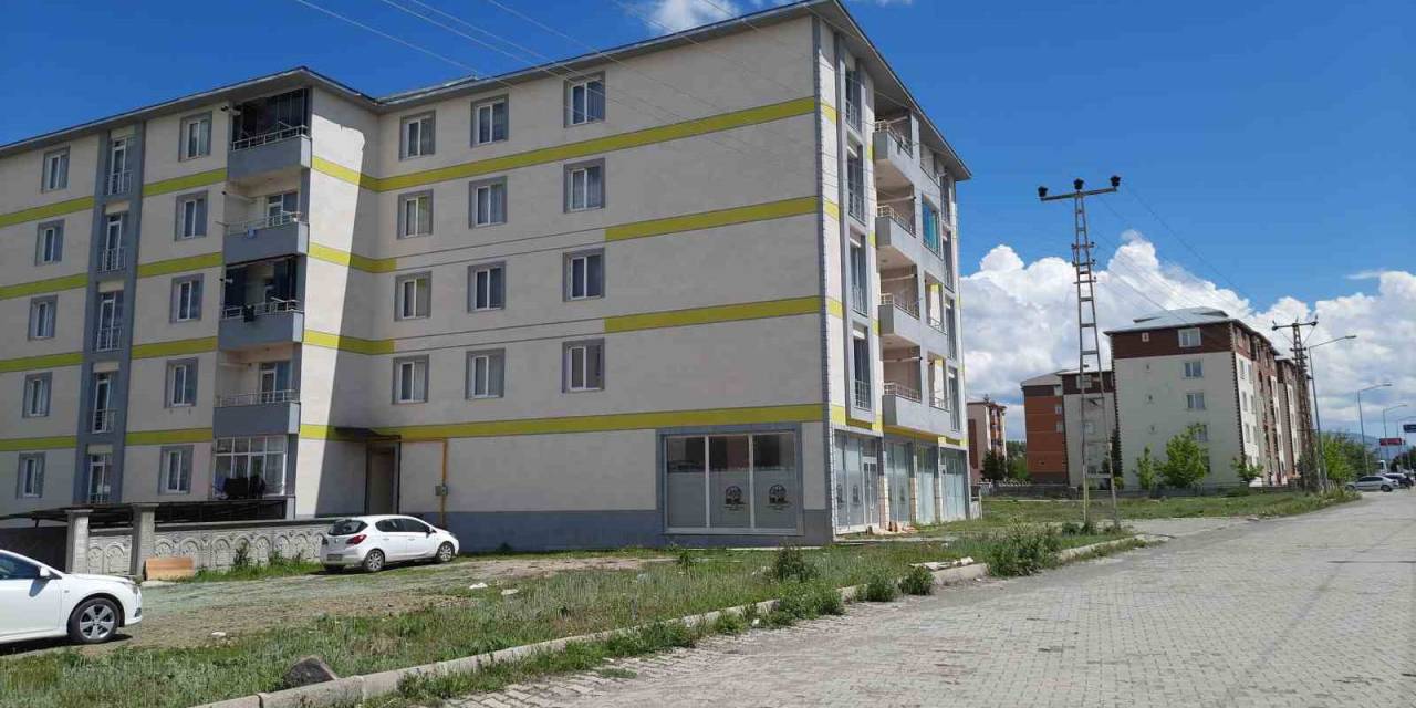 Kars’ta Mahallede Kadın Kıyafetiyle Gezen Erkek İddiası
