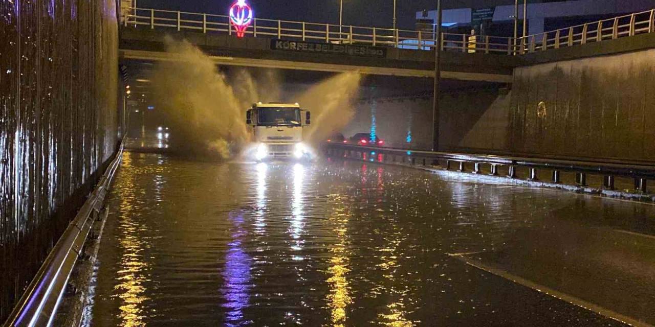 Kocaeli’de Etkili Olan Yağmur Caddeleri Sular Altında Bıraktı