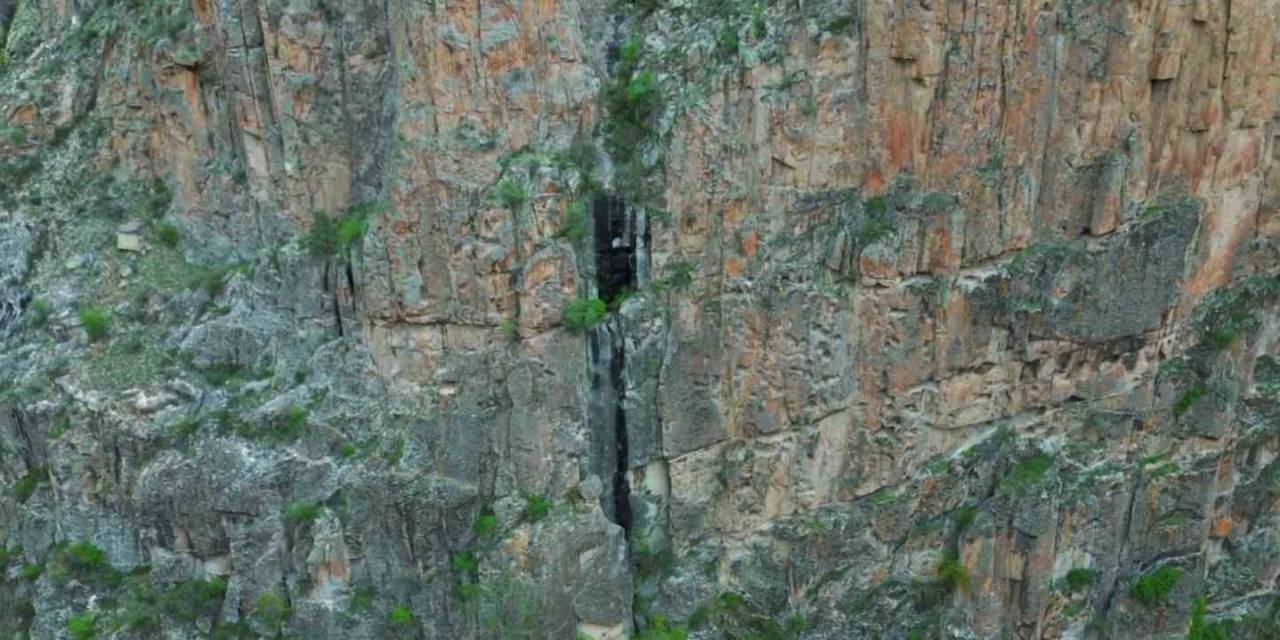 Uçurumdaki Kapı Gizemini Koruyor