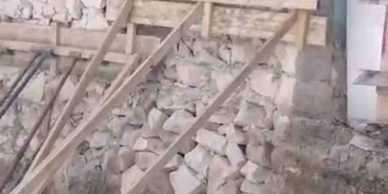 Yıkılan 3 Katlı Binayı Tahtlarla Tutmaya Çalışmışlar