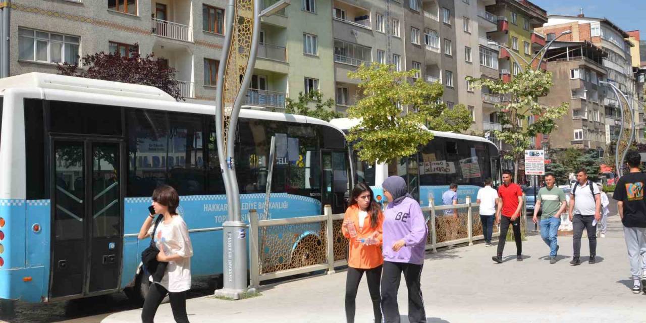 Hakkari Belediyesi Yks Adalarını Ücretsiz Taşıdı