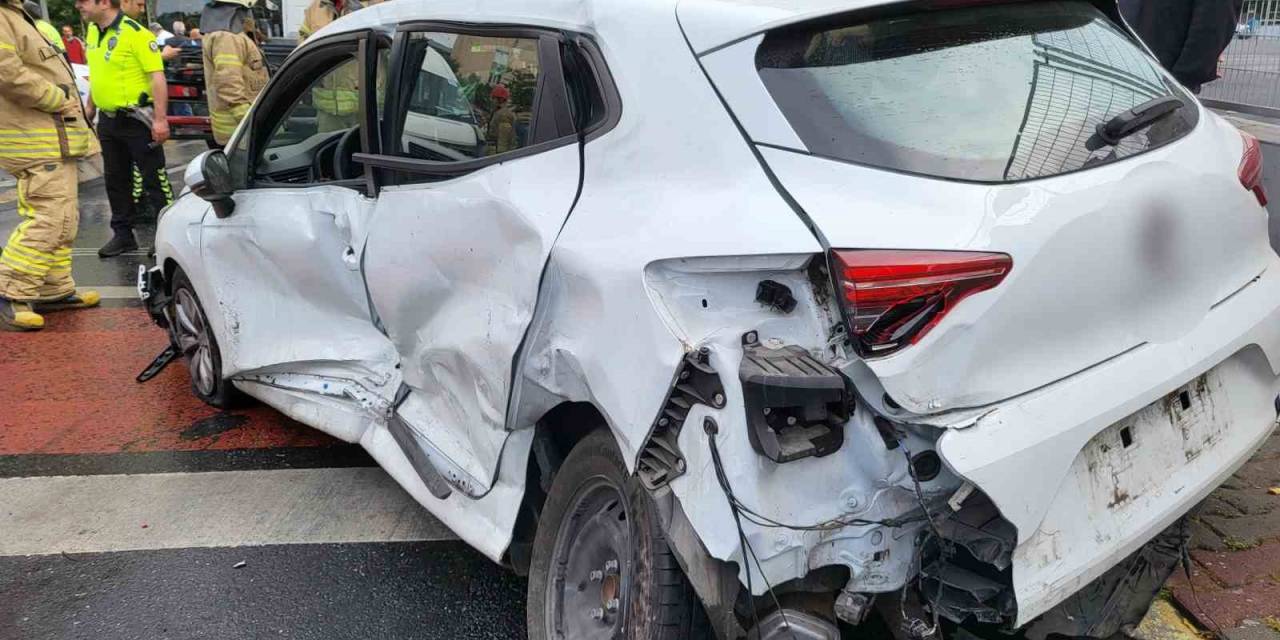 Beşiktaş’ta Servis Aracı İle Otomobil Çarpıştı: 4 Yaralı