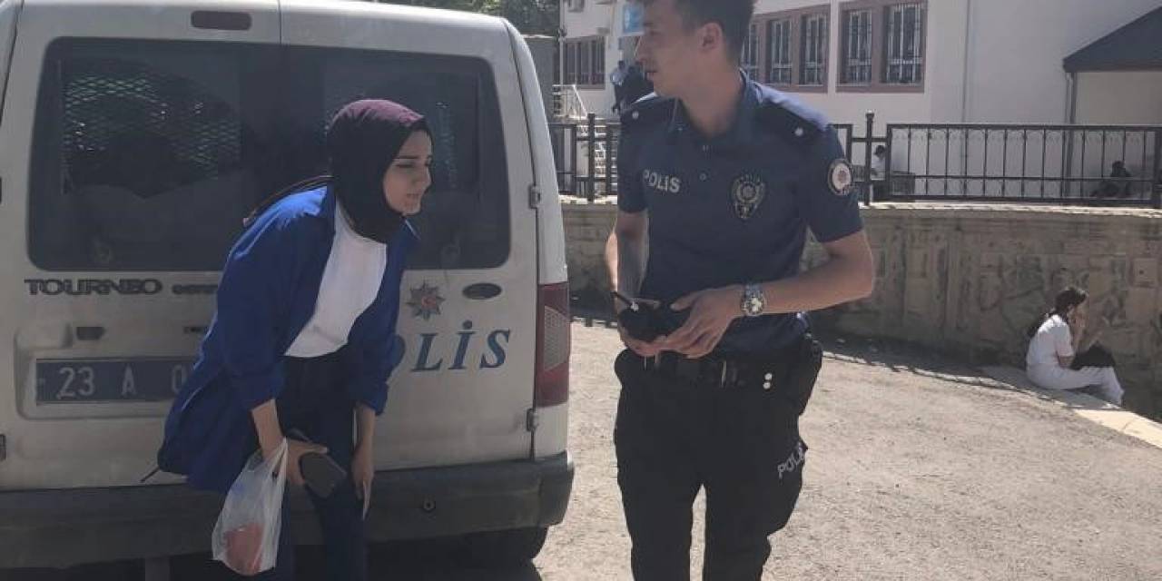Sınava Geç Kalan Vatandaşların Yardımına Polis Ekipleri Yetişti