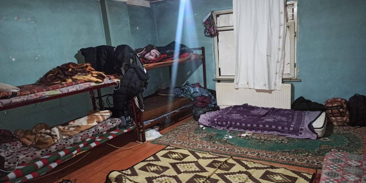 İstanbul’da "şok Evlerine" Yönelik Operasyonda 40 Düzensiz Göçmen Yakalandı