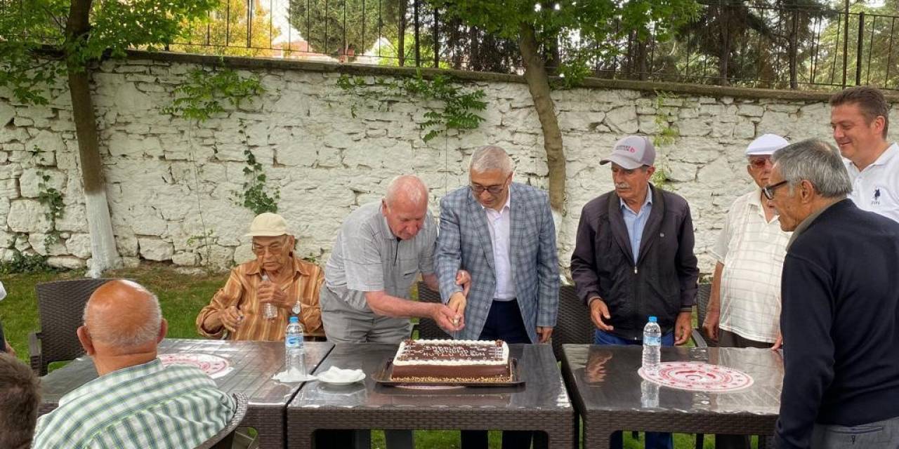 Kırklareli Huzurevi’nde Babalar Günü Pasta Kesilerek Kutlandı
