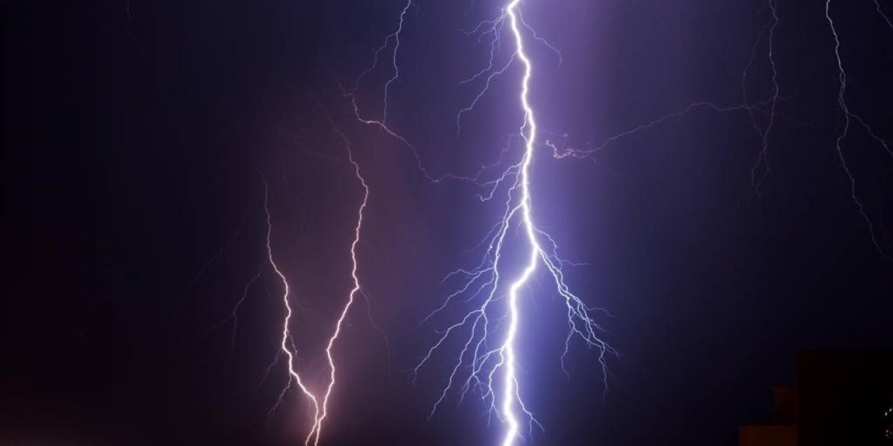 Şimşeğin Su İle Buluştuğu O An Fotoğraflanıp Ölümsüzleştirildi