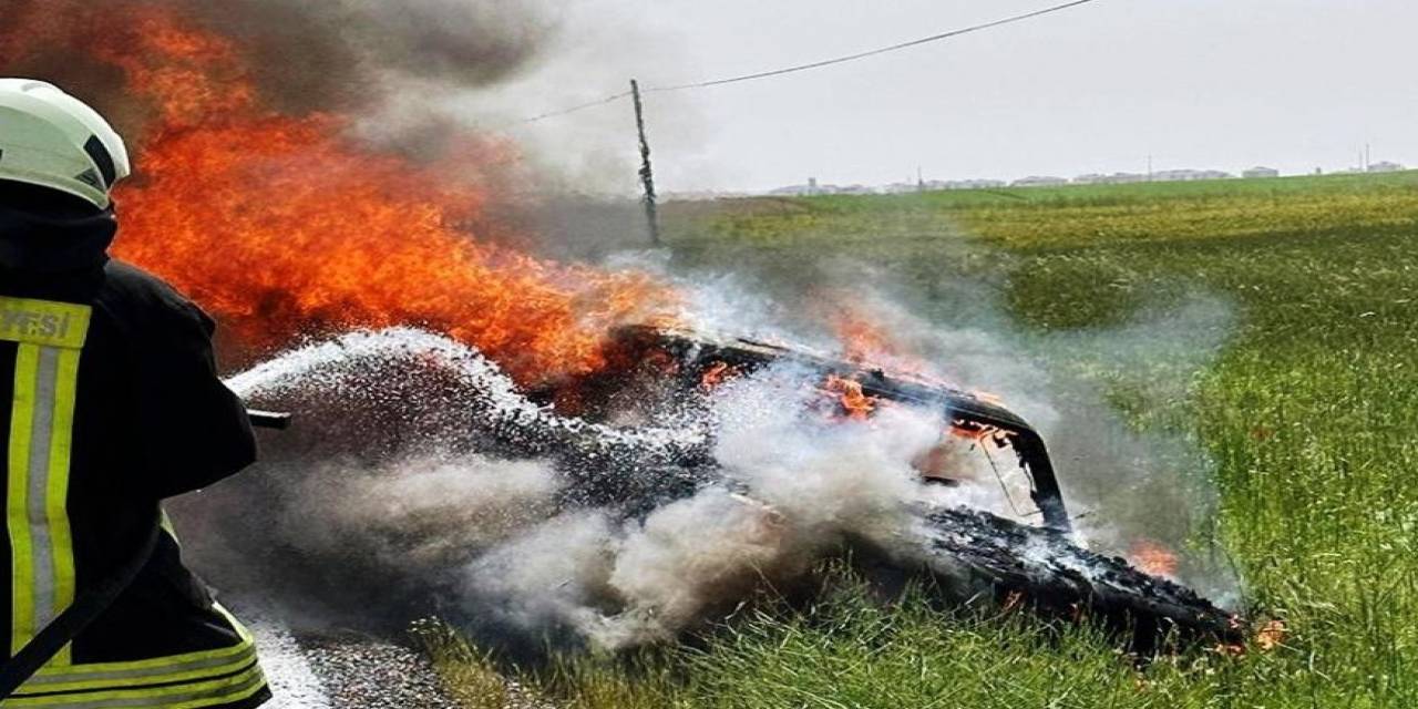 Hareket Halindeki Otomobil Alev Alev Yandı