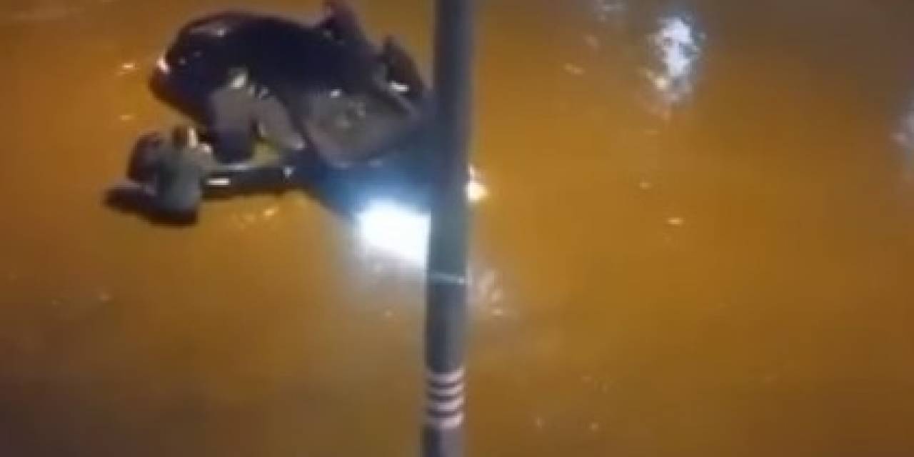 Sokak Gölete Döndü, Suya Gömülen Otomobili Vatandaşlar Kurtardı