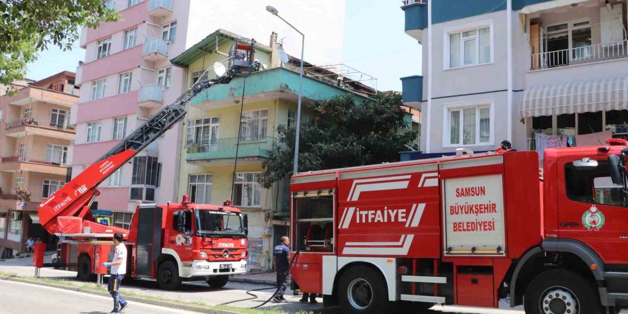 Çakmakla Oynayan Çocuklar Evin Çatısını Yaktı