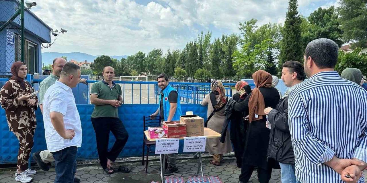 Yks’ye Giren Öğrencilerin Emanetlerini Ücretsiz Şekilde Kabul Ettiler