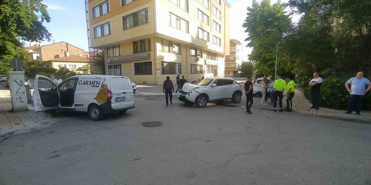 Cip İle Hafif Ticari Araç Çarpıştı: 1 Yaralı