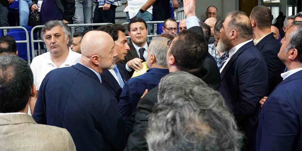 Fenerbahçe Olağan Genel Kurulu’nda Gerginlik!