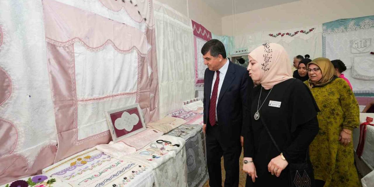 Fadıloğlu, 7 Aile Merkezindeki Serginin Açılışını Yaptı