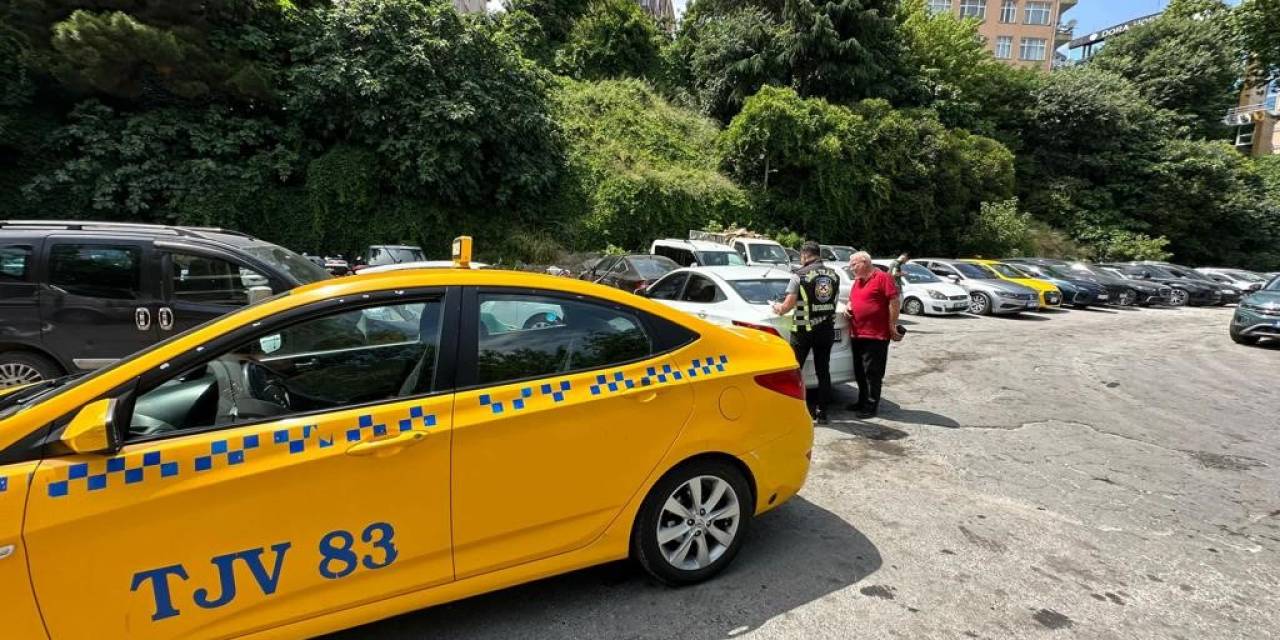 Hasta Bekleyen Ambulansın Yoldan Çekilmesini İsteyen Taksi Sürücüsüne Para Cezası