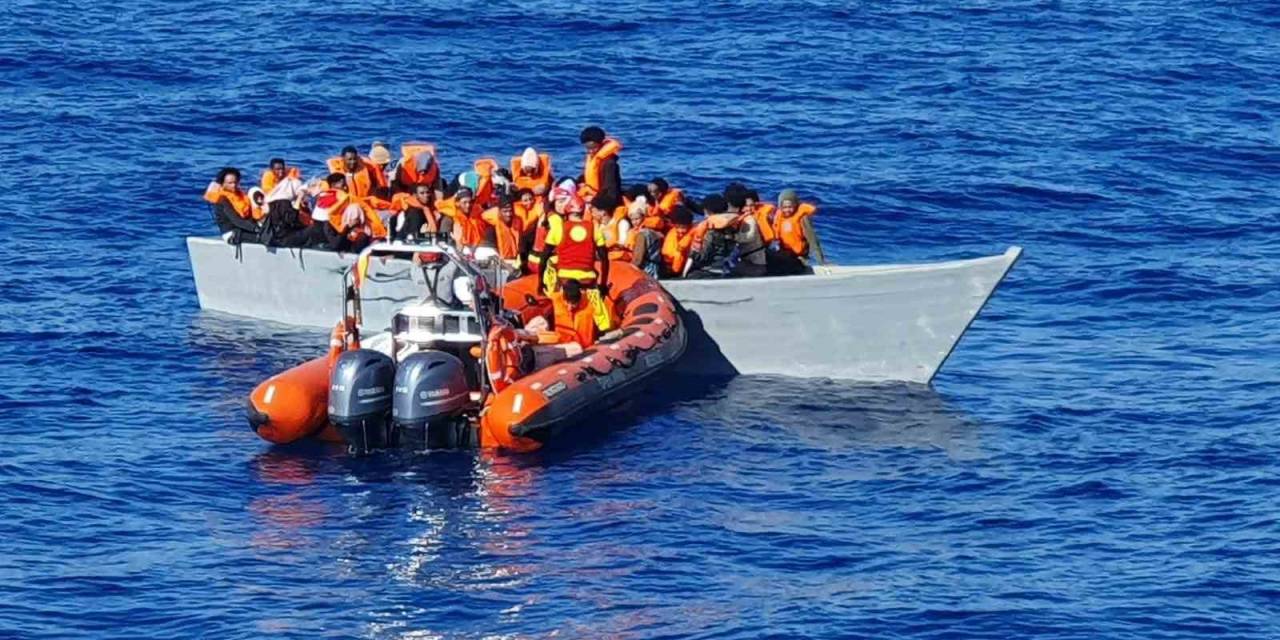 Akdeniz’de Sürüklenen Teknedeki 117 Göçmen Kurtarıldı