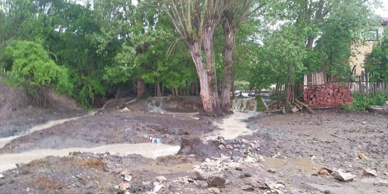 Çankırı’da Sağanak: Köy Yolları Göle Döndü, Tarım Arazileri Zarar Gördü