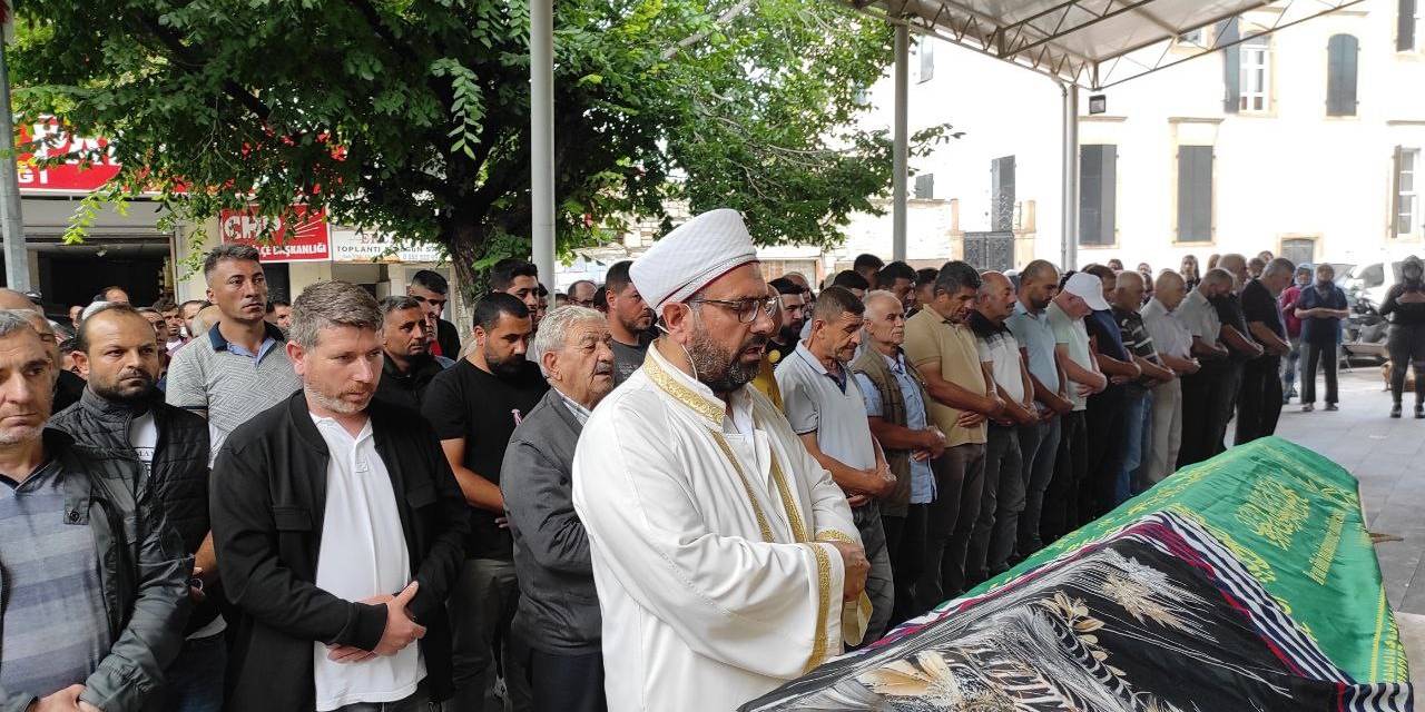 İzmir’de Kabloyla Boğulmuş Halde Ölü Bulunan Genç Kadın Son Yolculuğuna Uğurlandı