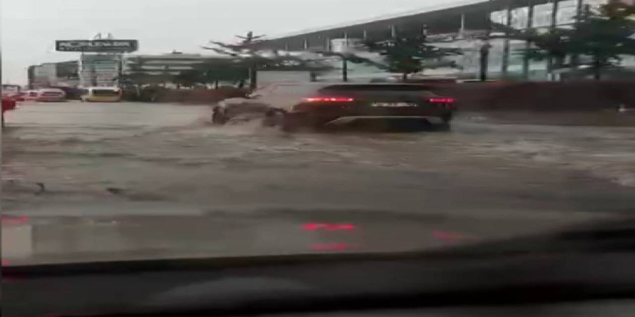 Bursa’da Ağaçlar Devrildi, Otoparklar Şelaleye, Yollar Göle Döndü