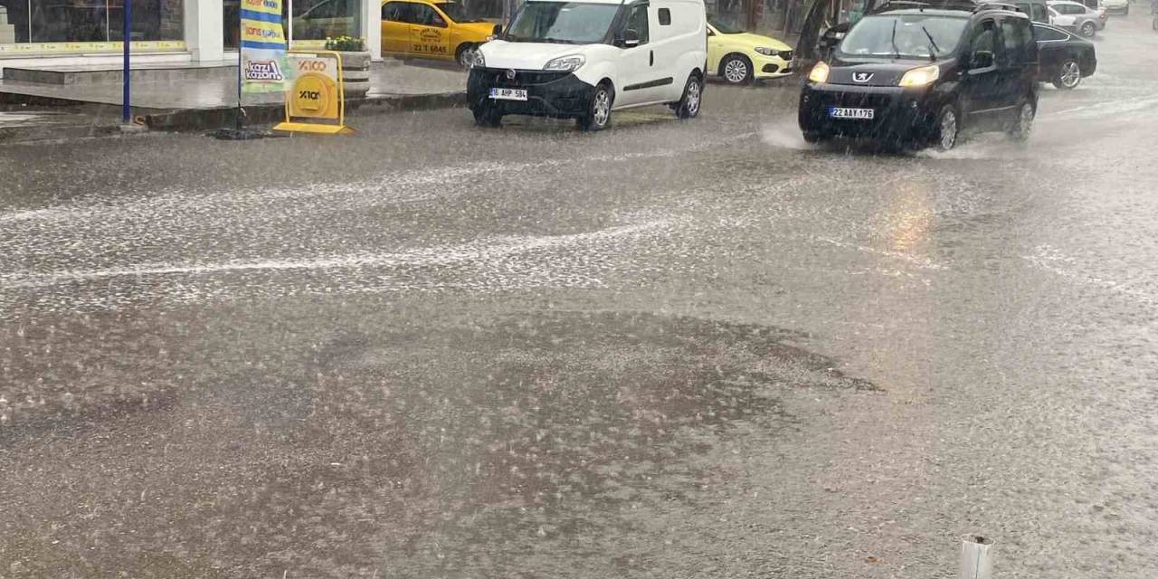 Uzunköprü’de Sağanak Yağış Etkili Oluyor