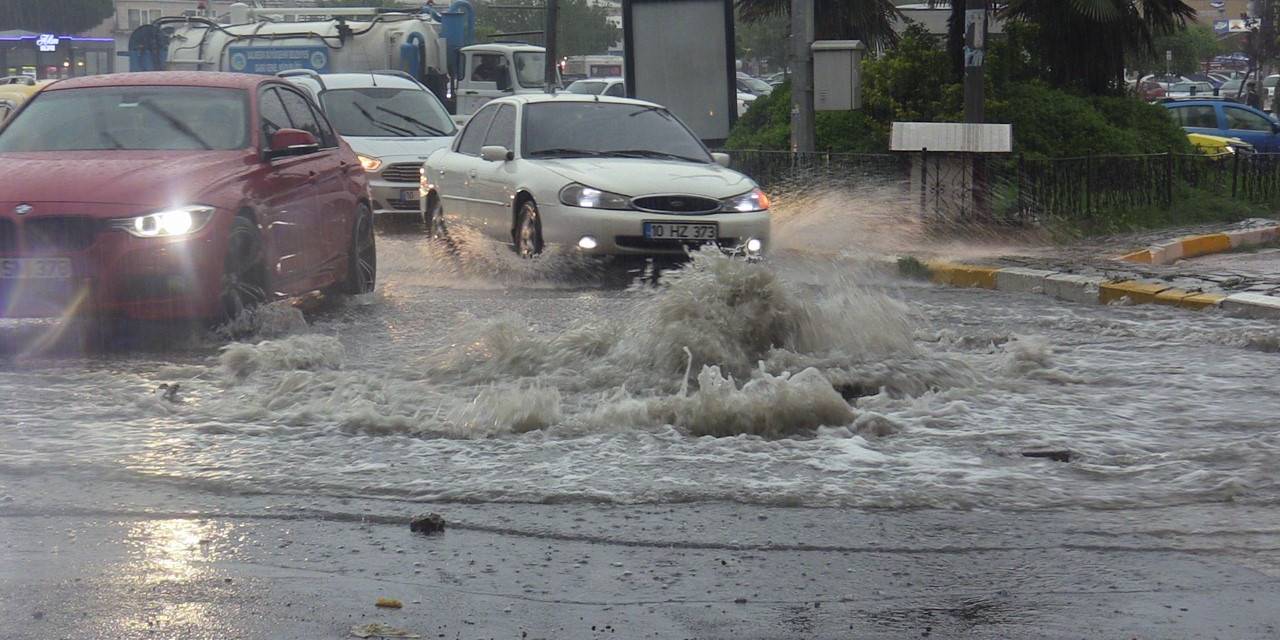 Bandırma’da Sağanak: Cadde Ve Sokaklar Göle Döndü