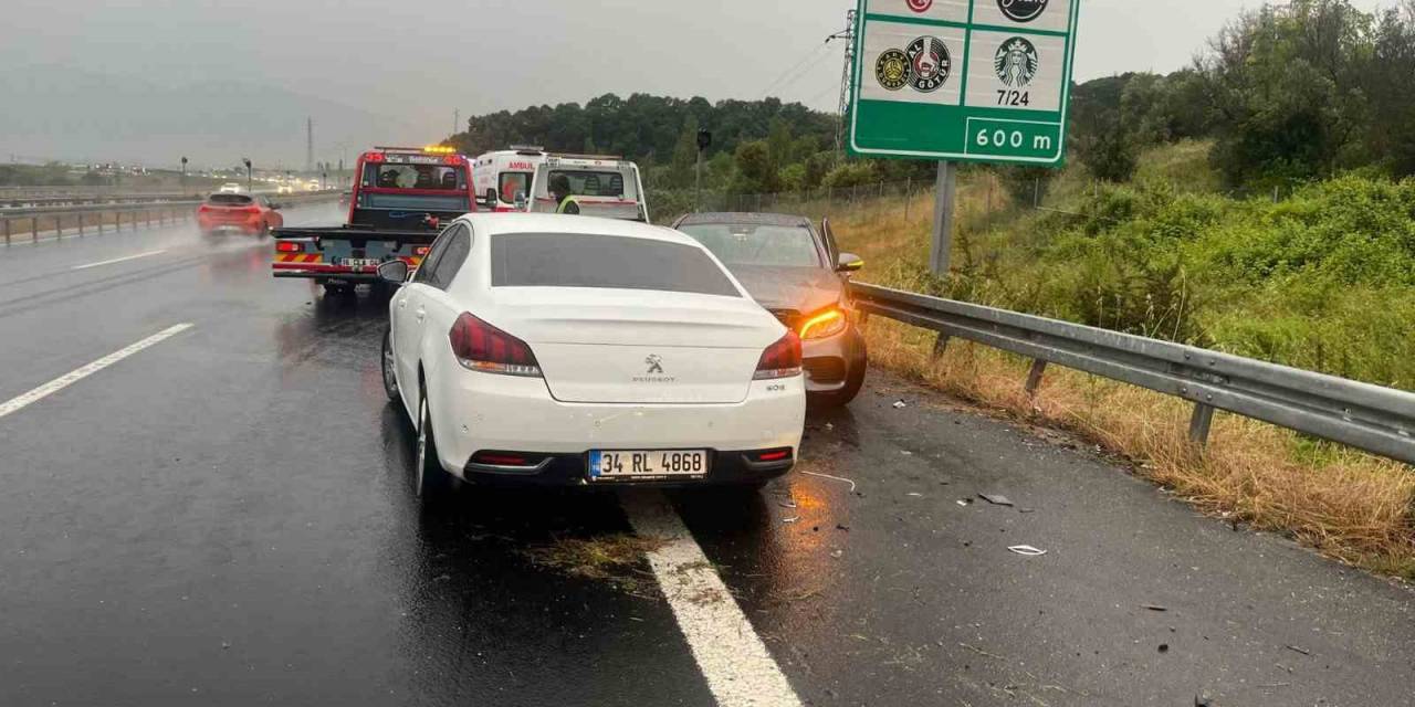 Otobanda Araçlar Birbirine Girdi: 4 Yaralı