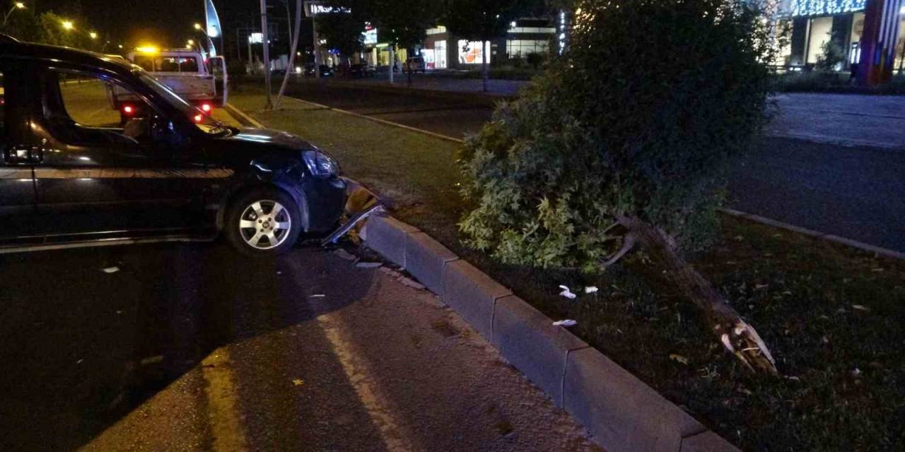 Çarptığı Ağacı Yerinden Söküp Karşı Şeride Geçti: 1 Yaralı