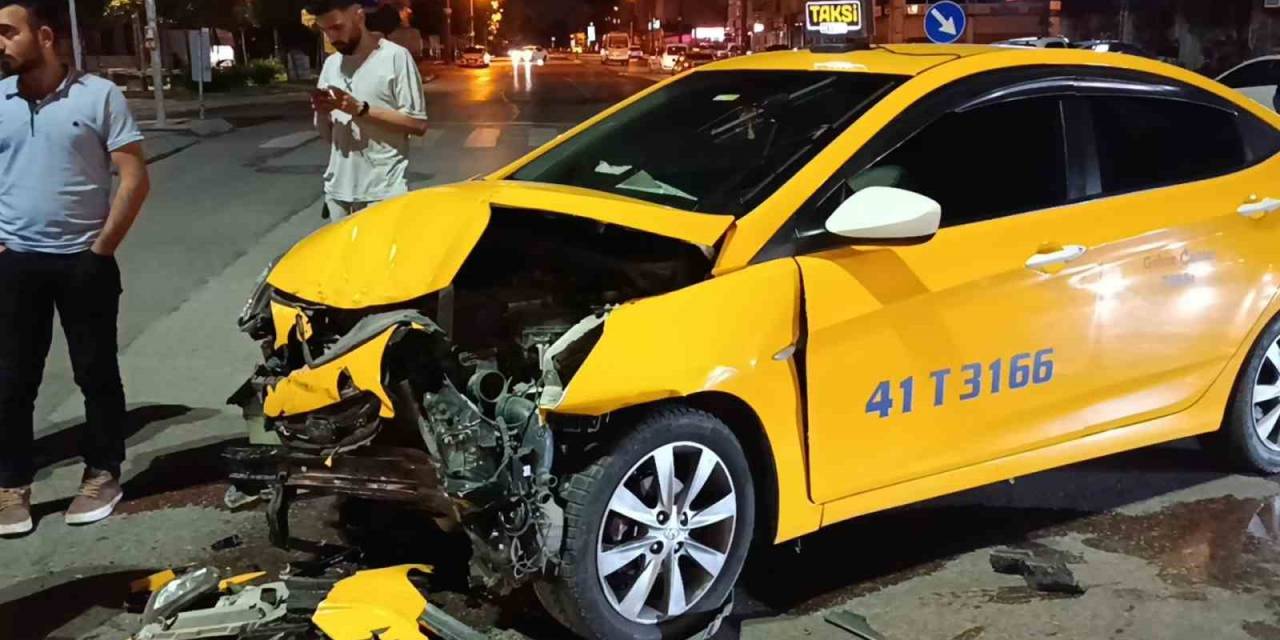 Ticari Taksi İle Otomobil Kavşakta Çarpıştı: 1 Yaralı