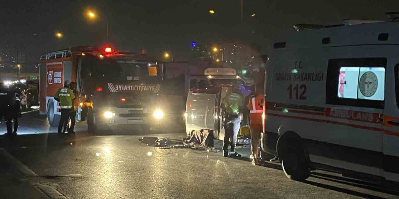 Sultangazi’de Bariyerlere Çarpan Araç Yan Yattı: 1 Ölü
